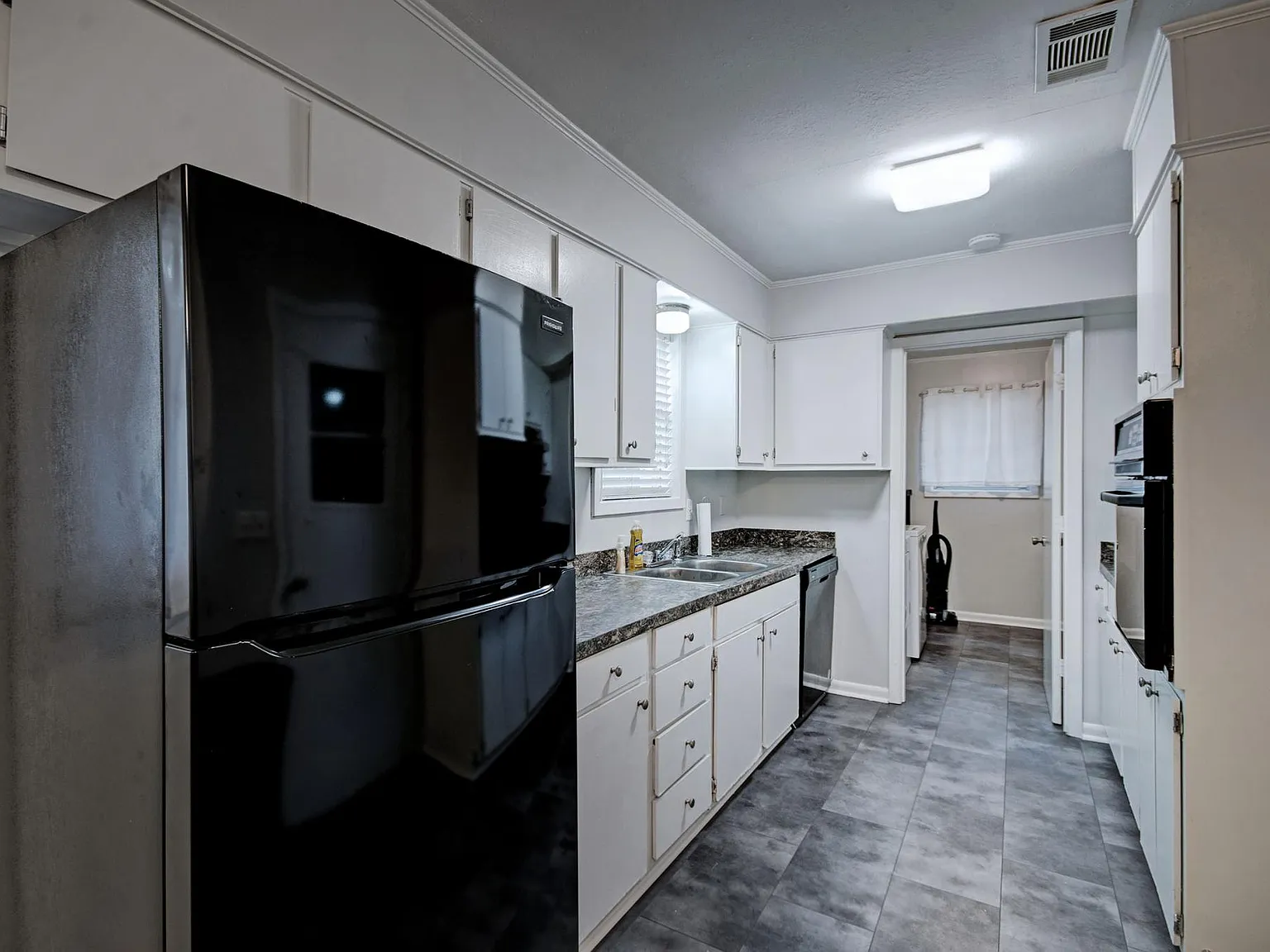 3 bed, 1.5 bath, 1230 sqft, $4,800 — Photo 2