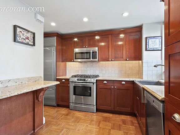 3rd image of 165 E 72nd St APT 20L