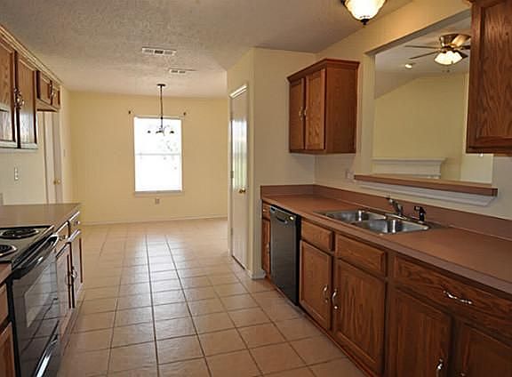5th image of 102 Westminster Dr