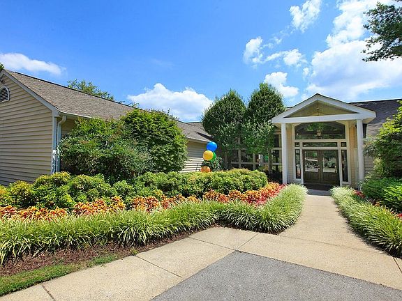 4th image of 402 Club Pkwy