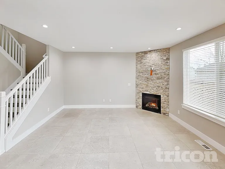 6007 NE 60th Ave — Photo 2