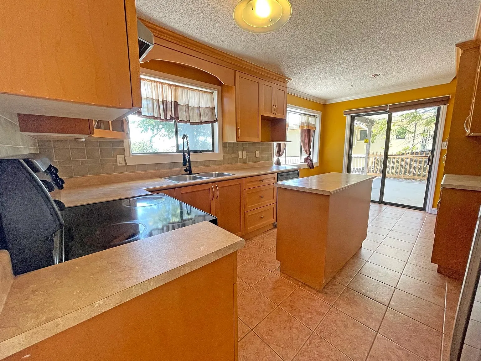 5 bed, 2300 sqft, $4,200 — Photo 4