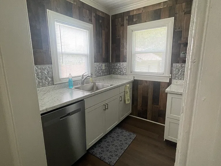 314 W College St — Photo 10