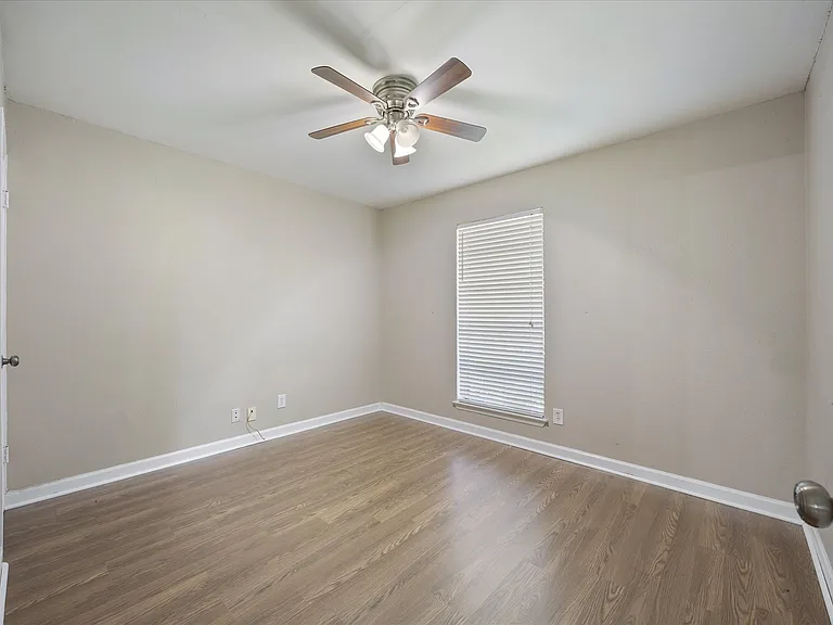 2413 Village Green Dr — Photo 7