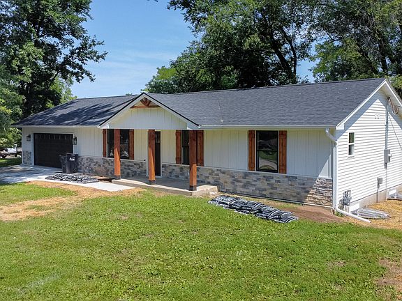 3rd image of 25 E Poplar Hill Dr
