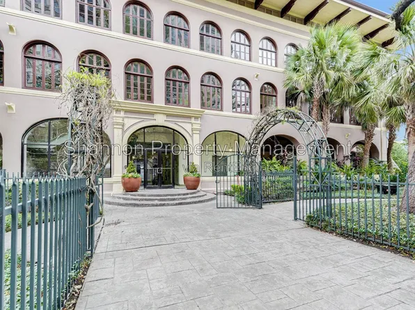 2700 Albany St, Houston, TX 77006