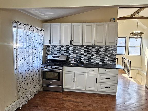 3rd image of 811 Hollywood Ave #2