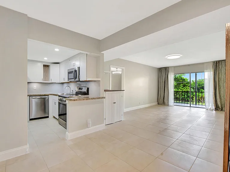 450 NW 20th St #2020 — Photo 4