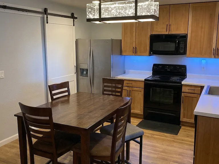 430 Montgomery Dr — Photo 1