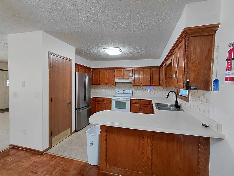 109 Vaughan Ct — Photo 5