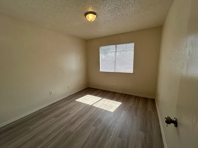 521 Greenlawn Blvd — Photo 12