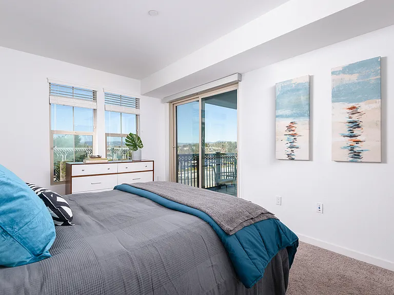 Window treatments include horizontal blinds and roller shades
