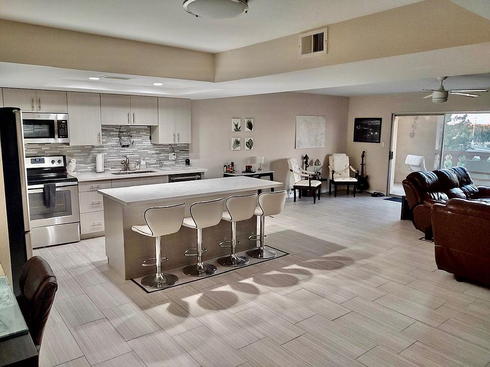 Quartz countertops, brand new stainless steel appliances