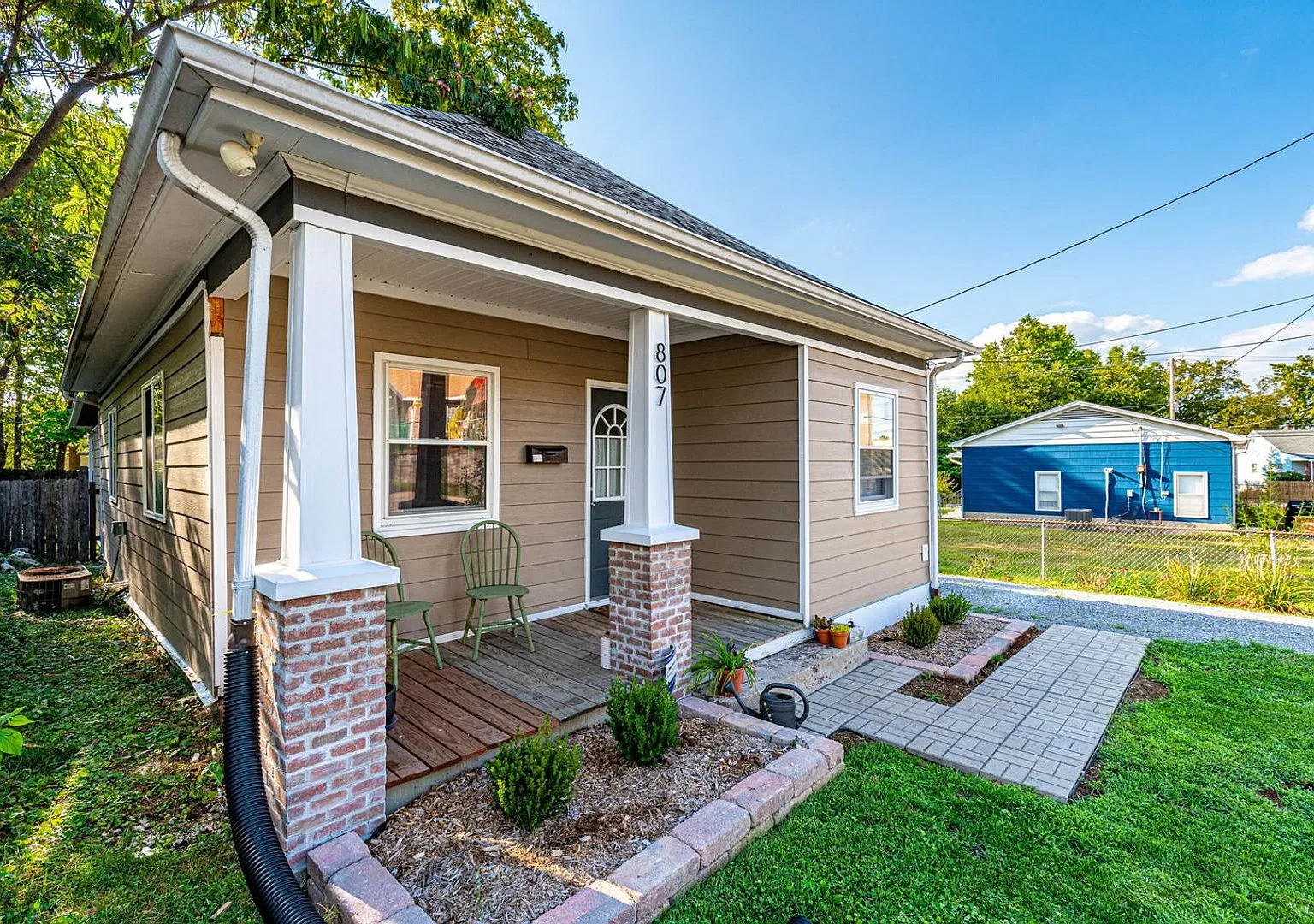 Darling 3 Bed 1 Bath Home — Photo 2