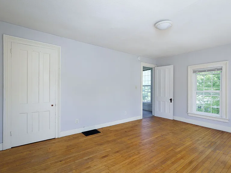 427 Flower Ave E — Photo 23