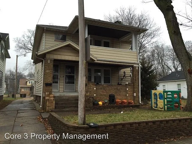 1122 N Frink St photo 1