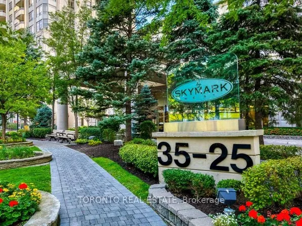 35 Kingsbridge Garden Cir, Mississauga, ON