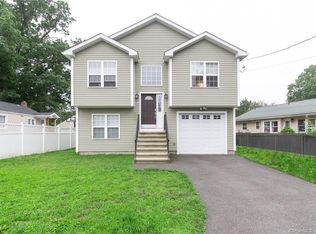 261 Saunders Ave, Bridgeport, CT 06606