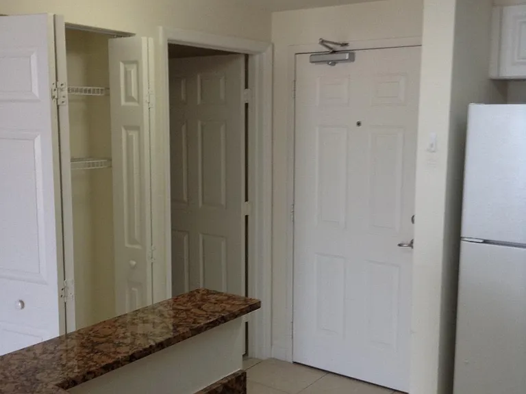 215 SW 42nd Ave #1005 — Photo 6