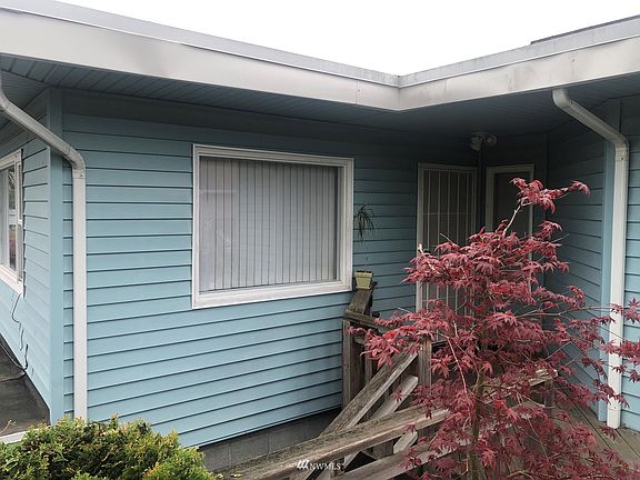 3rd image of 4946 -4948 La Hal Da Avenue NE