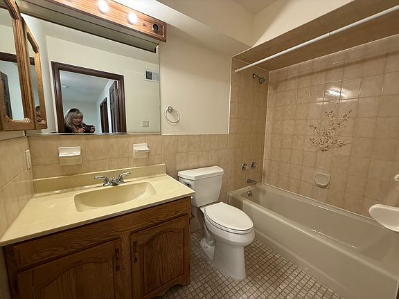 2nd image of 551 Valley Rd APT 2