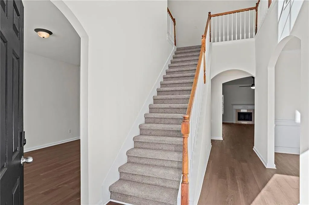 5 bed, 4.0 bath, 4444 sqft, $3,500 — Photo 2