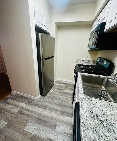 233 Adams St #C — Photo 3