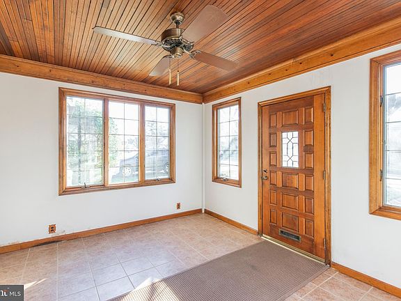 3rd image of 1045 Lindale Ave