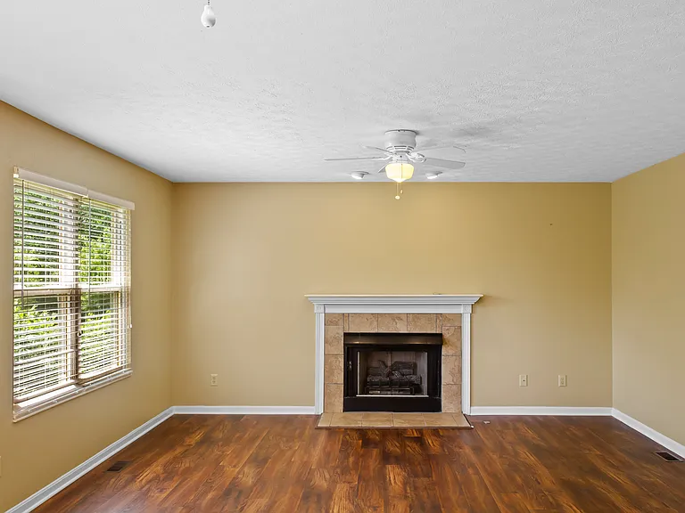 1637 Cantebury Ln — Photo 7