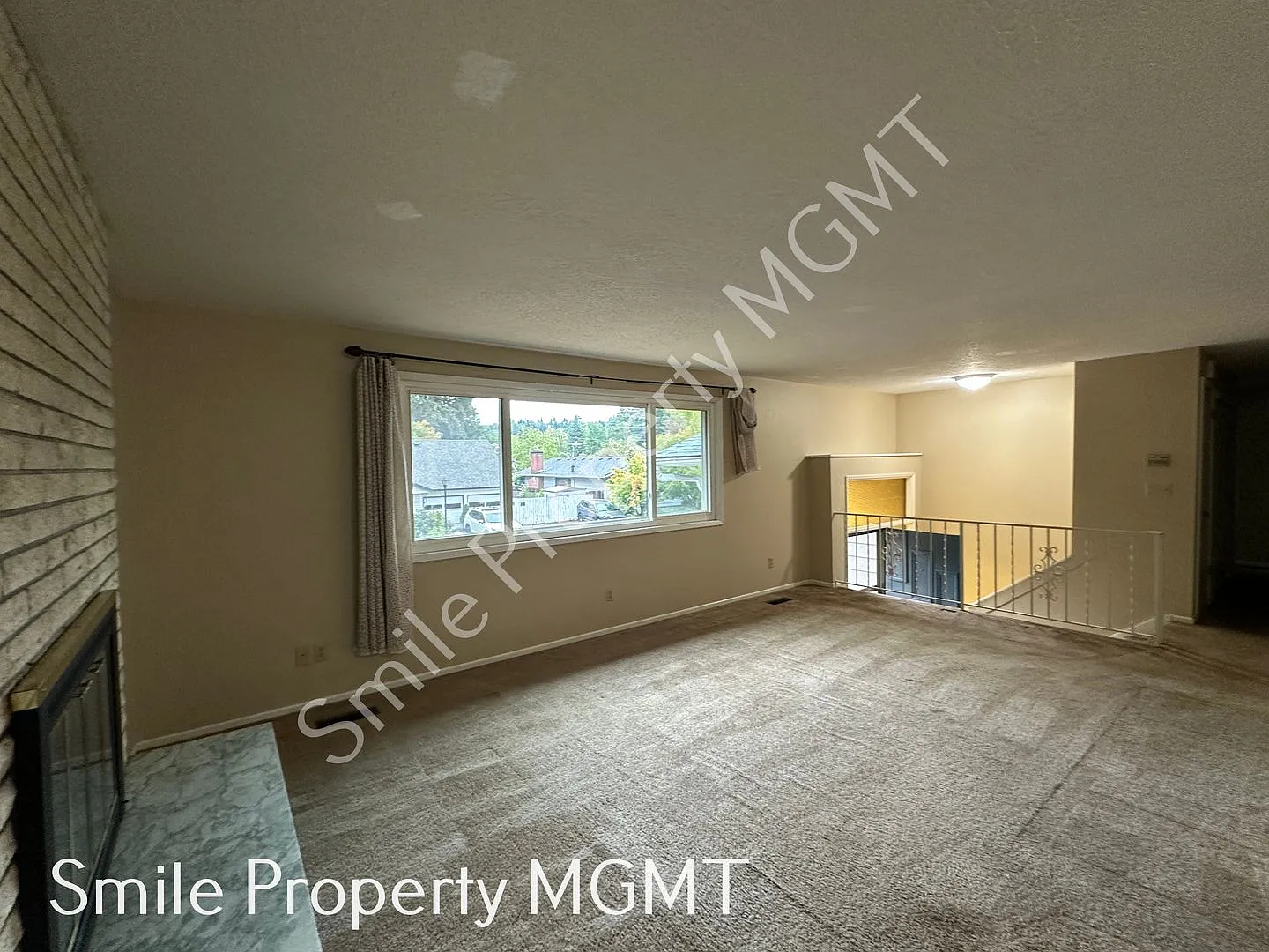 Split - Level House in a Quiet Community — Photo 2