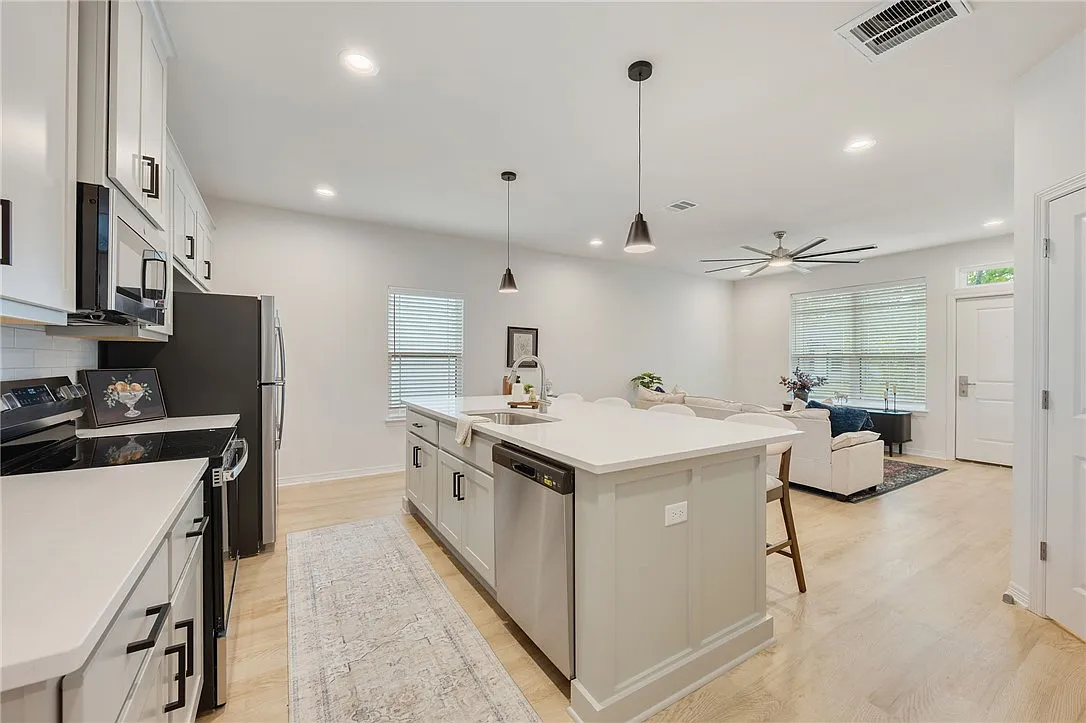 6 bed, 6.5 bath, 2446 sqft, $4,950 — Photo 4
