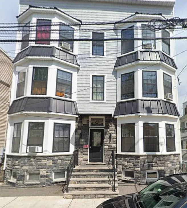 3 bed, $2,500 — Photo 1