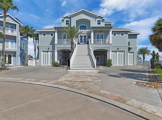 913 Long Reach Dr, Tiki Island, TX 77554