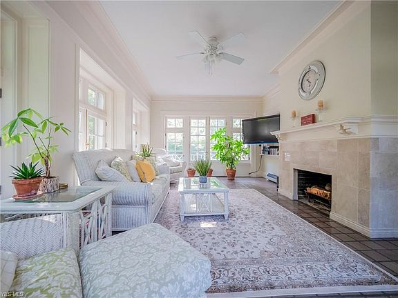 3rd image of 3076 Fairmount Blvd