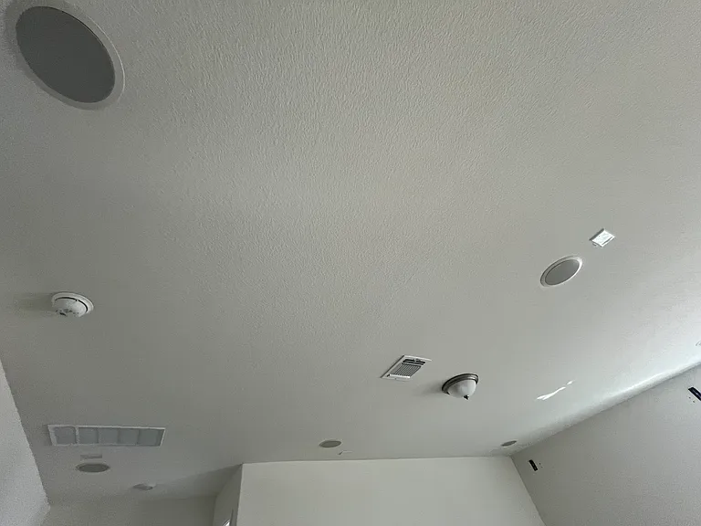 Loft : 6x in-ceiling speakers