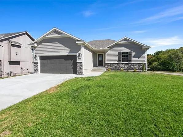 807 N Whispering Hills Dr, Lone Jack, MO 64070