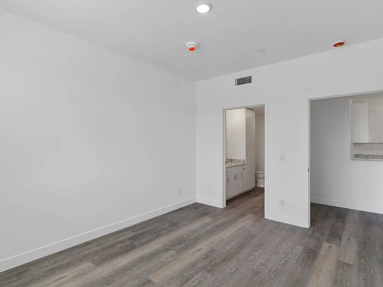 4846 S Jones Blvd — Photo 13