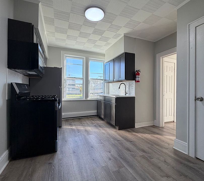 1st image of 240 E 9th St #2