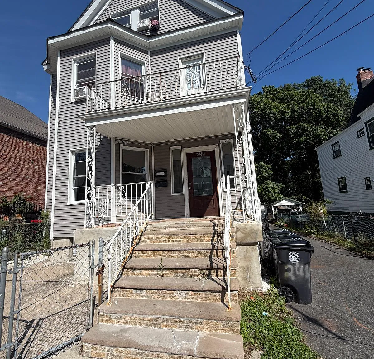 4 bed, $2,600 — Photo 1
