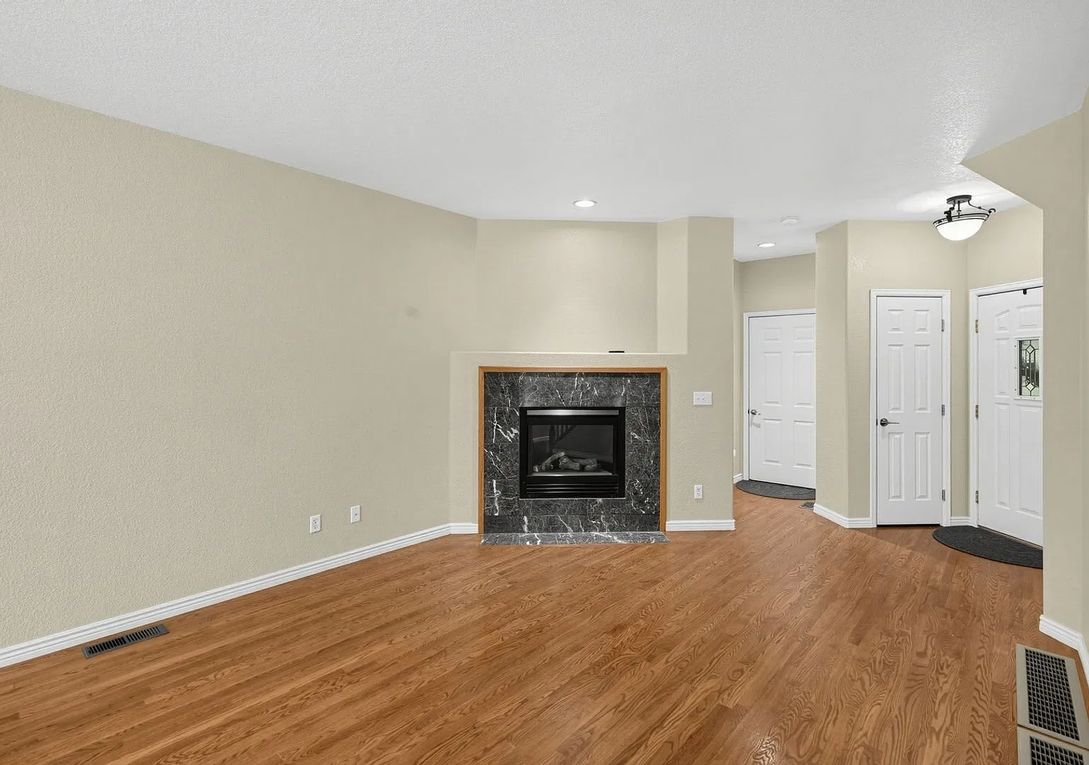 Charming 2BR 3.5 Bath Townhome in Arvada Next to Allendale Park — Photo 4