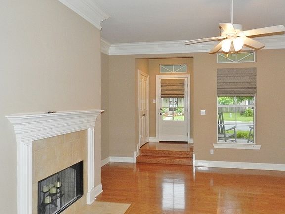 3rd image of 700 Southlake Cir