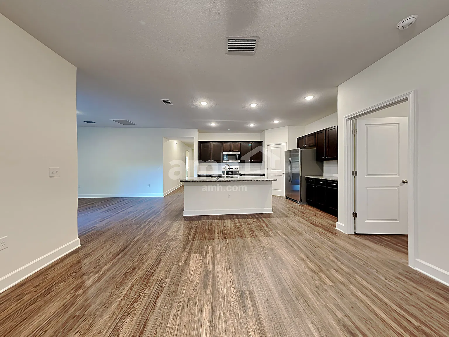 5 bed, 3.0 bath, 2215 sqft, $2,465 — Photo 4
