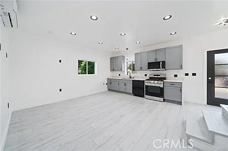 16602 Superior St — Photo 2