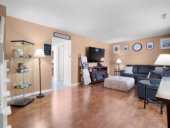 3rd image of 821 Dumont Pl