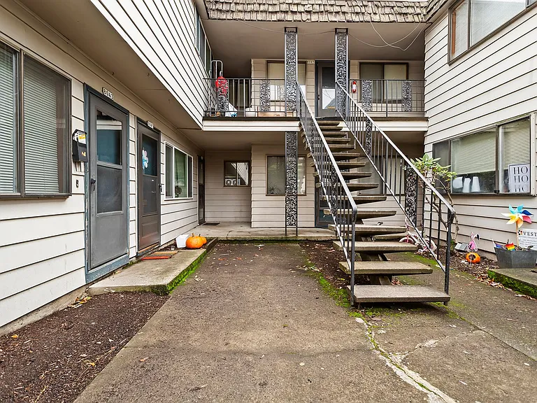 Executive Arms Apartments — Photo 15