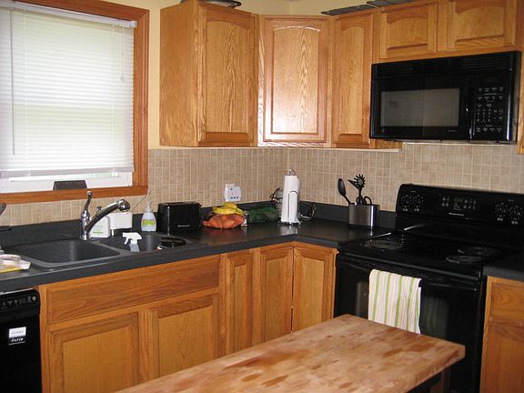 Fully applianced Oak and tile kitchen