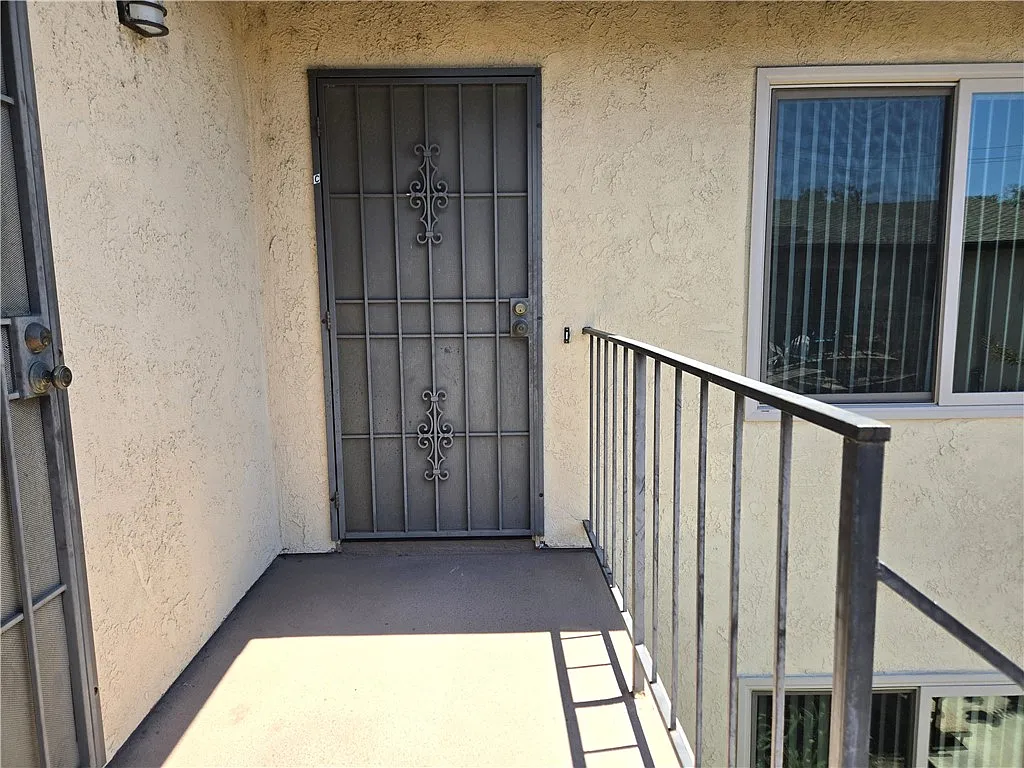 2 bed, 950 sqft, $2,400 — Photo 3