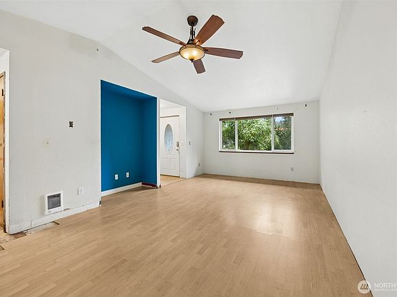 3rd image of 3342 Stanford Court SE
