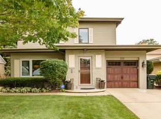 824 Wilkinson Pkwy, Park Ridge, IL 60068