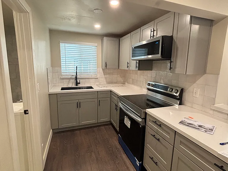 4084 Greenwood Rd #B — Photo 8